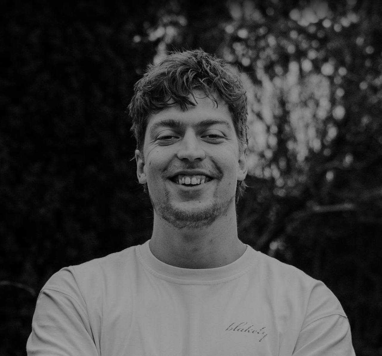 De maker van LivuFit, buiten met een glimlach